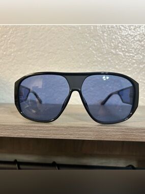 NWOT-GUESS Black Rim Blue Tinted Sunglasses